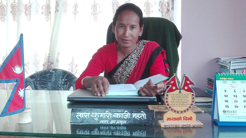 ताराकुमारी काजी महतो माडी नगरपालिकामा २०७४ सालमा उपप्रमुख निर्वाचित हुदाँ कार्यकक्षमा बसेकाे अवस्थामा । 