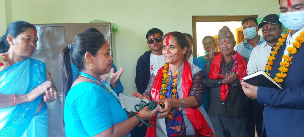 स्वास्थ्य स्वयं सेविकालाई स्वास्थ्य परिक्षण गर्ने उपकरण हस्तान्तरण गर्दै हुप्सेकोट गाउँपालिका अध्यक्ष लक्ष्मीदेवी पाण्डे ।  